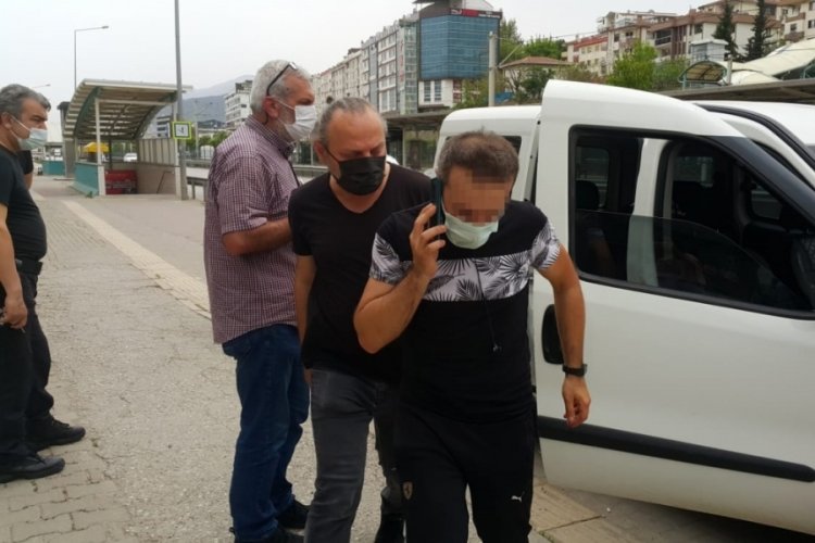 Bursa'da eski eşinin zorla araca bindirmeye çalıştığı kadını 5 dakikada gelen polisler kurtardı