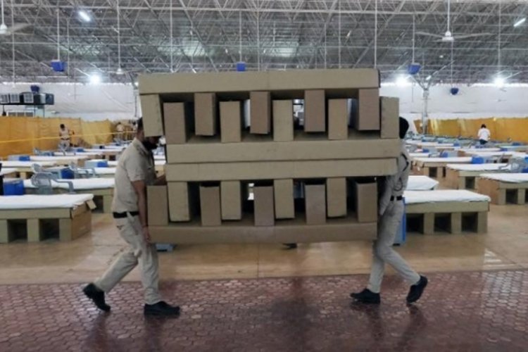 Hindistan'da halk, cenazelerini karton tabutlarla taşıyor