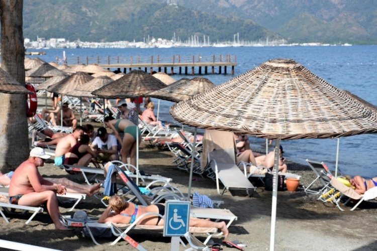 Marmaris'e turistler deniz ve sessizliğin keyfini &ccedil;ıkardı