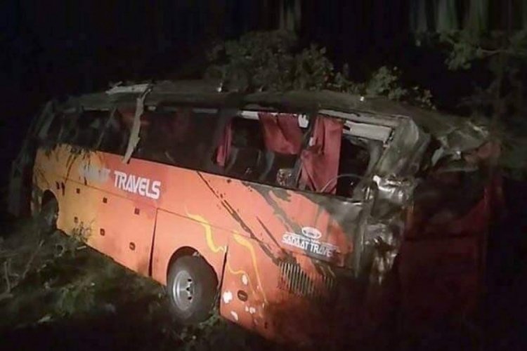 Pakistan'daki otobüs kazasında 15 kişi öldü
