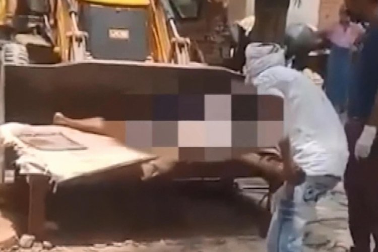 Hindistan'da Kovid-19 kurbanlarının cesetleri kiralanan dozerlerle taşınıyor