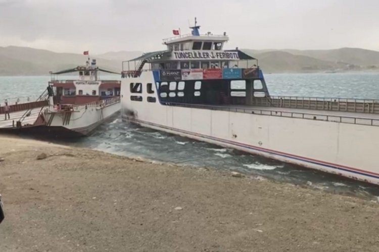 Elazığ'da fırtına nedeniyle feribotlar çarpıştı