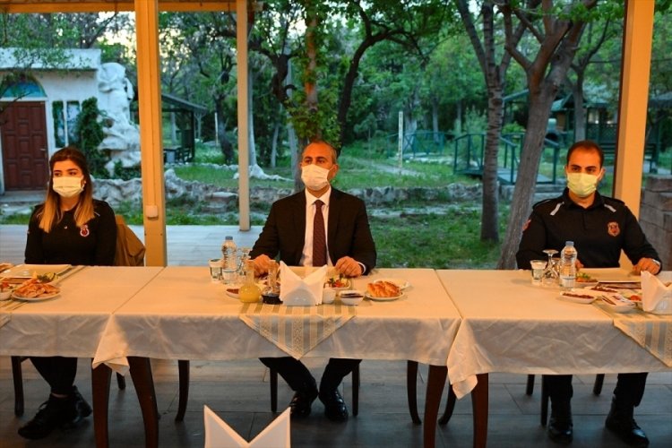 Adalet Bakanı Gül, Ceza ve Tevkifevleri Genel Müdürlüğü personeliyle iftar yaptı