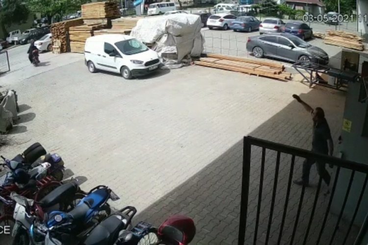 Bursa'da fabrika iş&ccedil;isi hırsızları b&ouml;yle kovaladı
