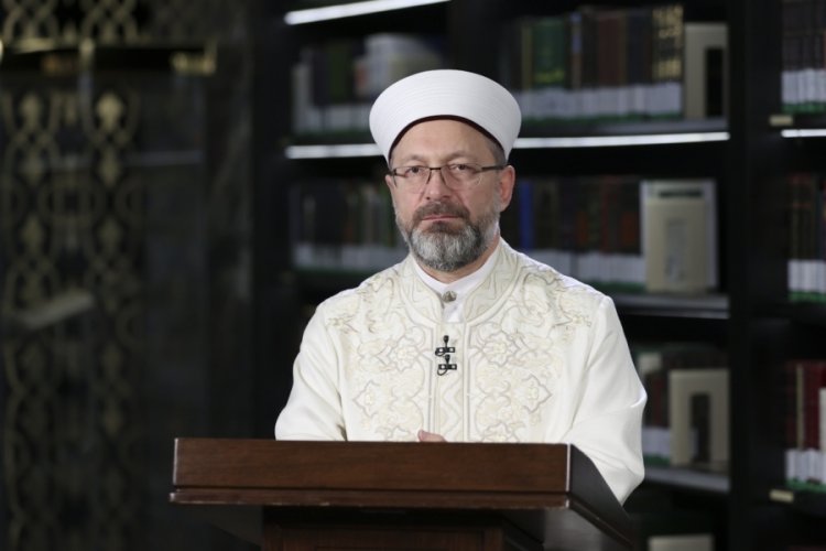 &Uuml;sk&uuml;dar'da bir kişinin camide kadınlara y&ouml;nelik tavrı tepki &ccedil;ekmişti! Diyanet İşleri Başkanı Erbaş'tan a&ccedil;ıklama geldi