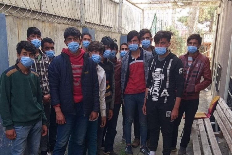 Durdurulan otob&uuml;sten 16 d&uuml;zensiz g&ouml;&ccedil;men &ccedil;ıktı