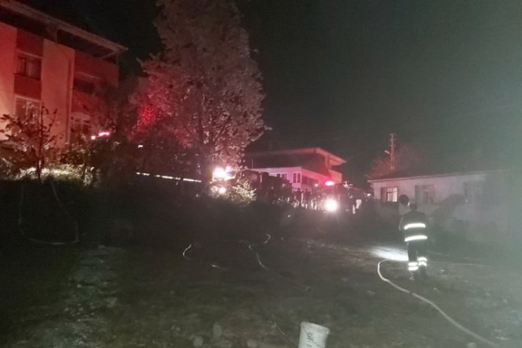 Yıldırım d&uuml;şmesi sonucu 6 ev yandı: Yaralılar var