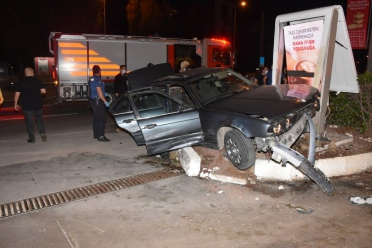 Polis otosuna &ccedil;arpıp kazaya sebebiyet veren ş&uuml;pheliye g&ouml;zaltı