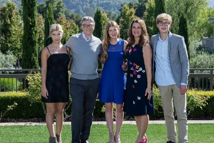 Bill Gates eşine 1.8 milyar dolarlık hisse aktardı