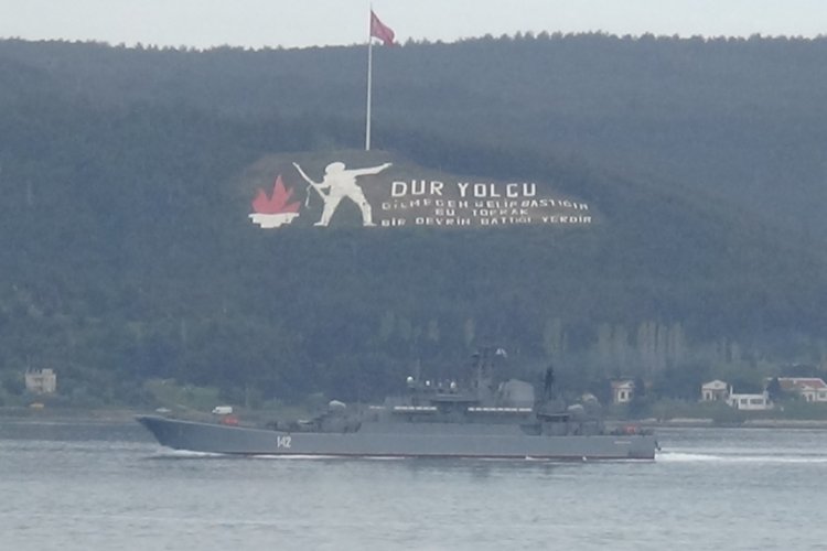 Rus savaş gemisi 'Novocherkassk' &Ccedil;anakkale Boğazı'ndan ge&ccedil;ti