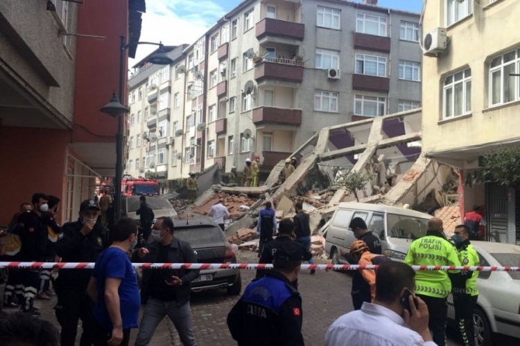 Zeytinburnu'nda boşaltılan bina &ccedil;&ouml;kt&uuml;