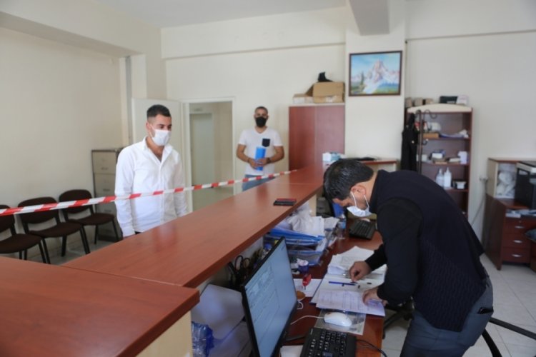 Belediyede &ccedil;alışanlar karantinada: İşleri başkan yapıyor