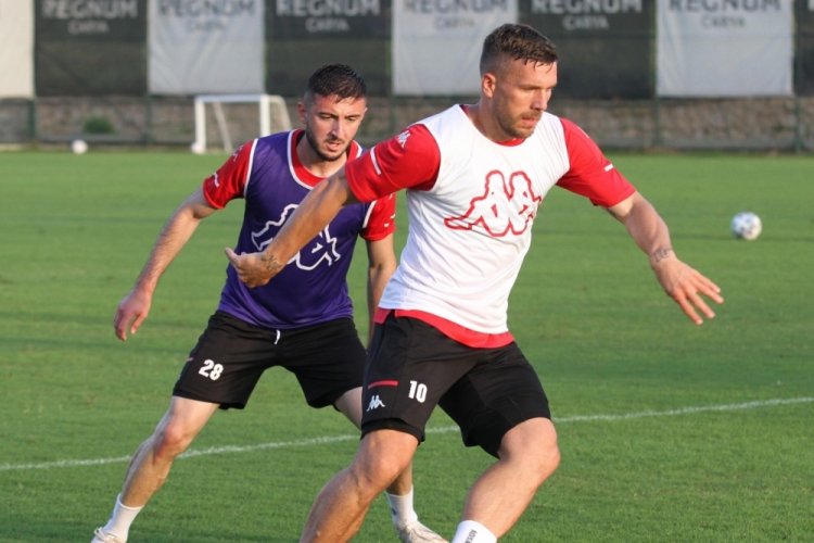 Ali Şafak &Ouml;zt&uuml;rk'ten Antalyasporlu futbolcular ve ailelerine b&uuml;y&uuml;k jest