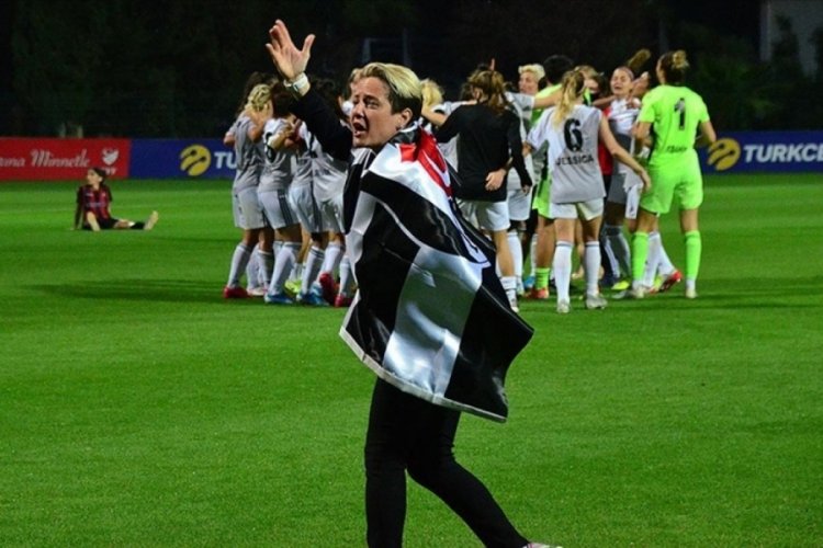Beşiktaş futbolda '&ccedil;ifte şampiyonluk' hedefine koşuyor