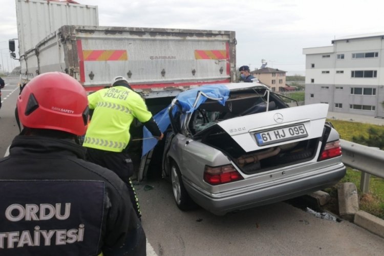 Yeni aldığı otomobille TIR'a &ccedil;arpan s&uuml;r&uuml;c&uuml;, hayatını kaybetti