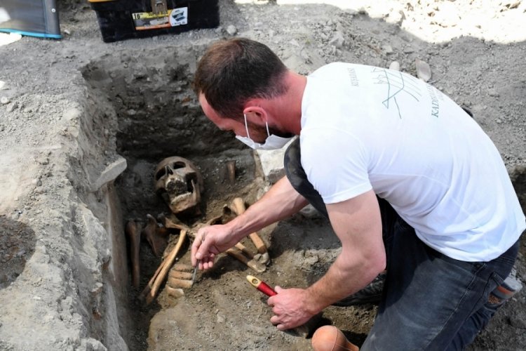 Kuşadası'ndaki kazılarda 13. y&uuml;zyıldan kalma iskeletler bulundu
