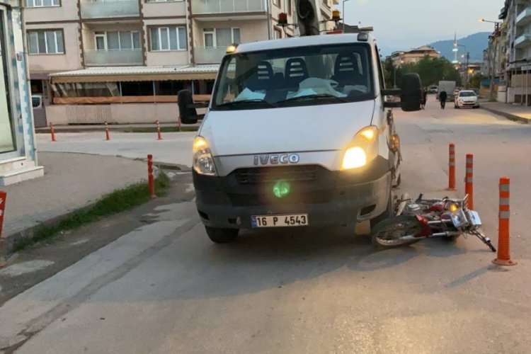 Bursa'da kamyonetin altında kalan s&uuml;r&uuml;c&uuml; ağır yaralandı
