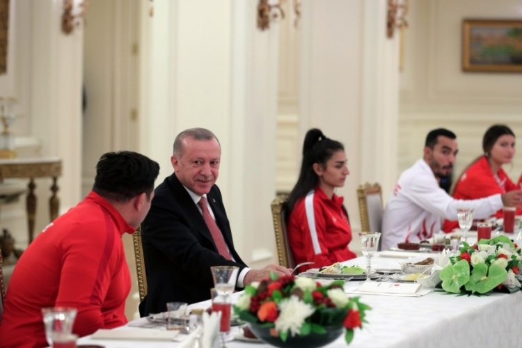 Cumhurbaşkanı Erdoğan, milli sporcularla iftar yaptı