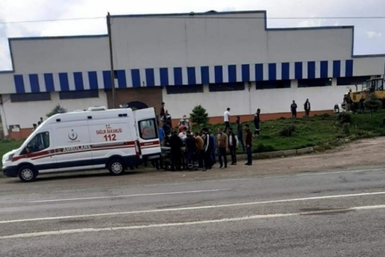 Otomobil yayalara &ccedil;arptı, bir kişi &ouml;ld&uuml;
