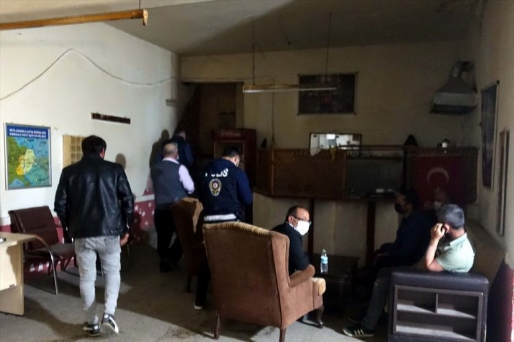 Kısıtlamayı delip oyun oynayan 17 kişiye ceza kesildi