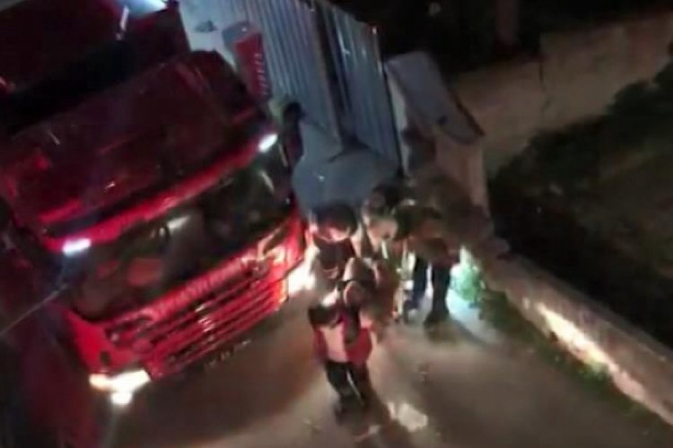 Yangına m&uuml;dahale eden itfaiye eri d&uuml;şerek yaralandı