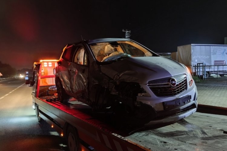 Bursa'da bariyerlere &ccedil;arparak takla atan otomobilin s&uuml;r&uuml;c&uuml;s&uuml; yaralandı