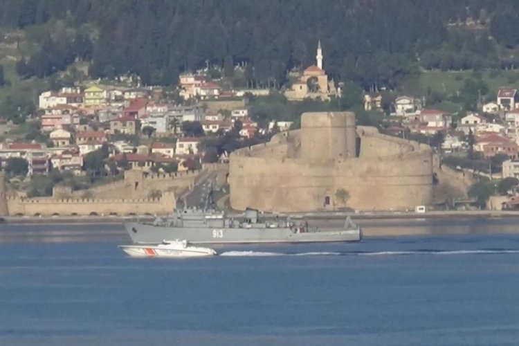 Rus savaş gemisi, &Ccedil;anakkale Boğazı'ndan ge&ccedil;ti