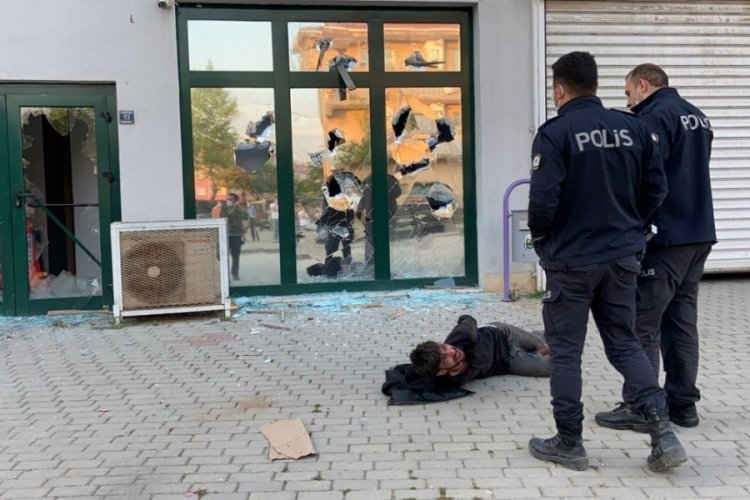 Bursa'da pazaryerinin camlarını kıran saldırgan etkisiz hale getirildi
