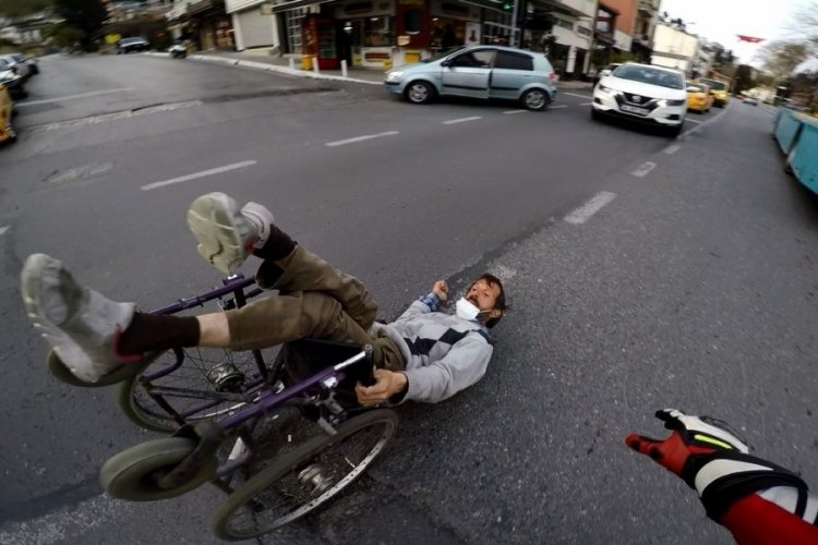 Trafiğin ortasında d&uuml;şen engelli dakikalarca bekledi