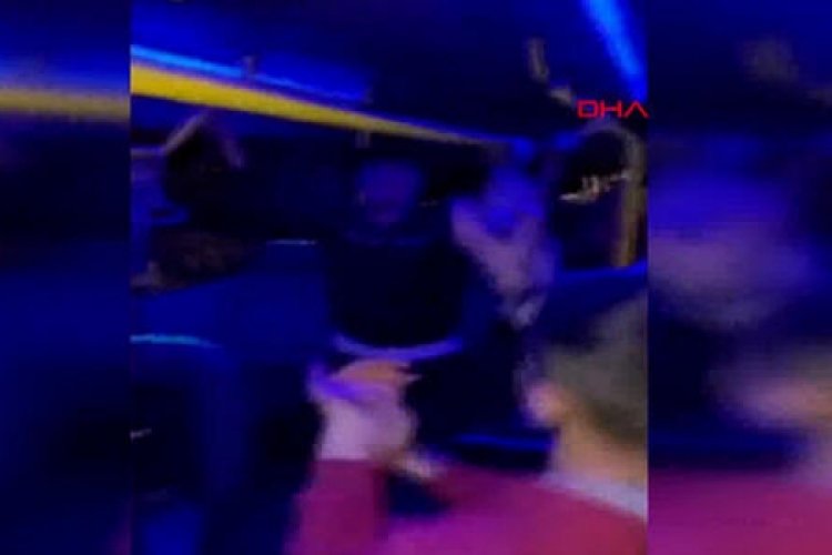 Minib&uuml;s&uuml; 'maskesiz-mesafesiz' diskoya &ccedil;evirdiler