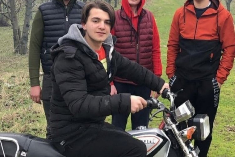 Bursa'da kamyonetin altında kalan 16 yaşındaki motosiklet s&uuml;r&uuml;c&uuml;s&uuml; hayatını kaybetti