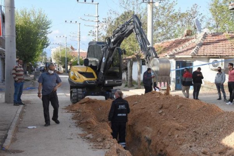 1500 n&uuml;fuslu mahallede &ccedil;eşmeden sarı renkte su aktı, 2 kişi hastanelik oldu!