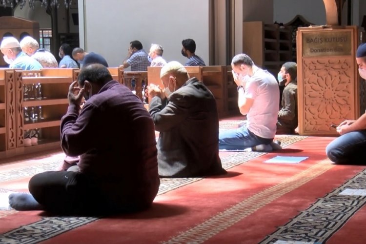 Bursa Ulu Camii'nde Ramazan ayının son cuma namazı tedbirlerle kılındı