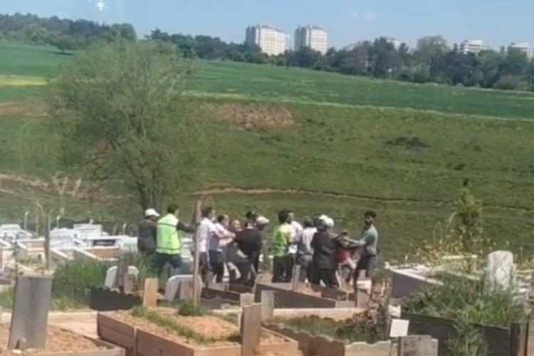 İş&ccedil;iler mezarlıkta birbirine girdi: O anlar kamerada