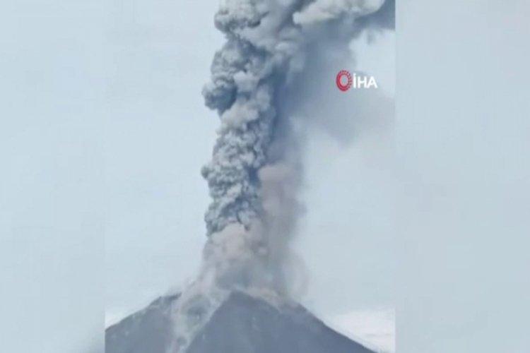 Endonezya'daki Sinabung Yanardağı duman ve k&uuml;l p&uuml;sk&uuml;rtt&uuml;