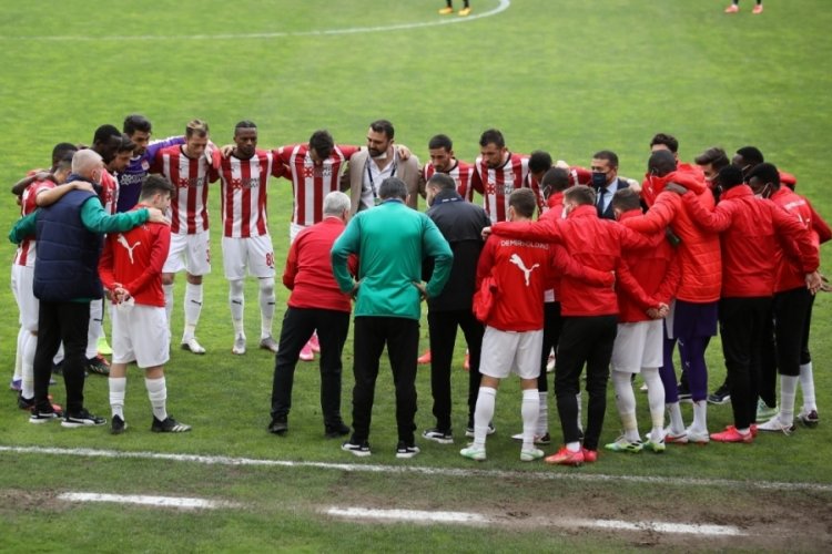 Sivasspor, zorlu Başakşehir ma&ccedil;ına 4 eksikle &ccedil;ıkacak