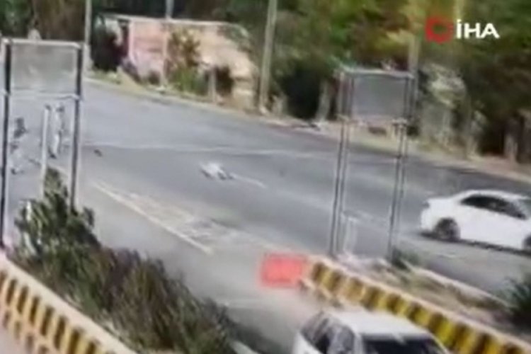 Aşırı hız yapan otomobil s&uuml;r&uuml;c&uuml;s&uuml;n&uuml;n &ccedil;arptığı polis havada taklalar attı