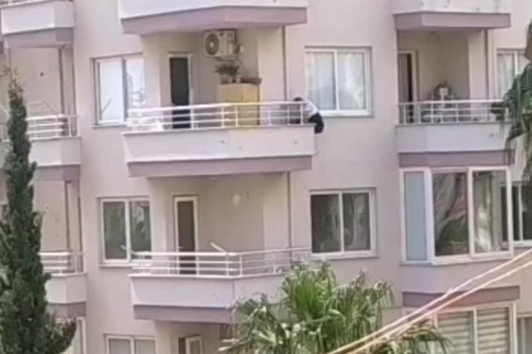 Polisten ka&ccedil;mak i&ccedil;in balkondan 6'ncı kattan 5'inci kata indi