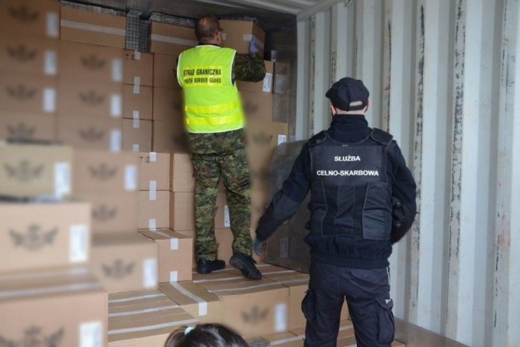 Polonya'da tarihin en b&uuml;y&uuml;k ka&ccedil;ak sigara operasyonu