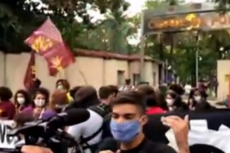 Brezilya polisinin baskın d&uuml;zenlediği Jacarezinho'da polis karşıtı protesto