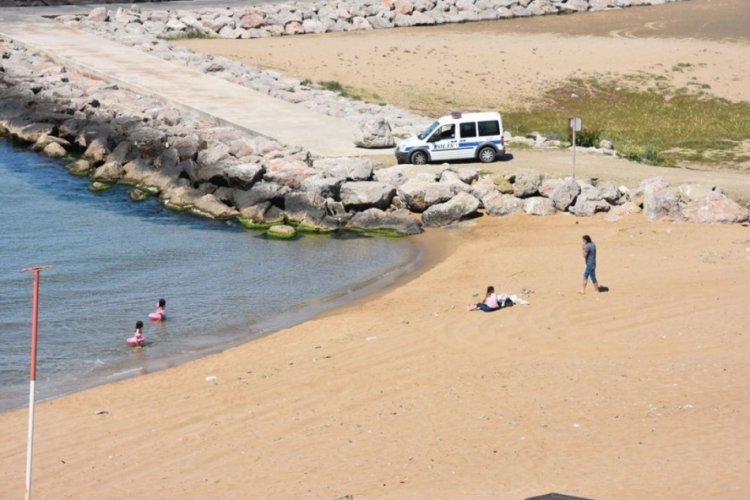 Denize giren Alman vatandaşı aileye polis engeli
