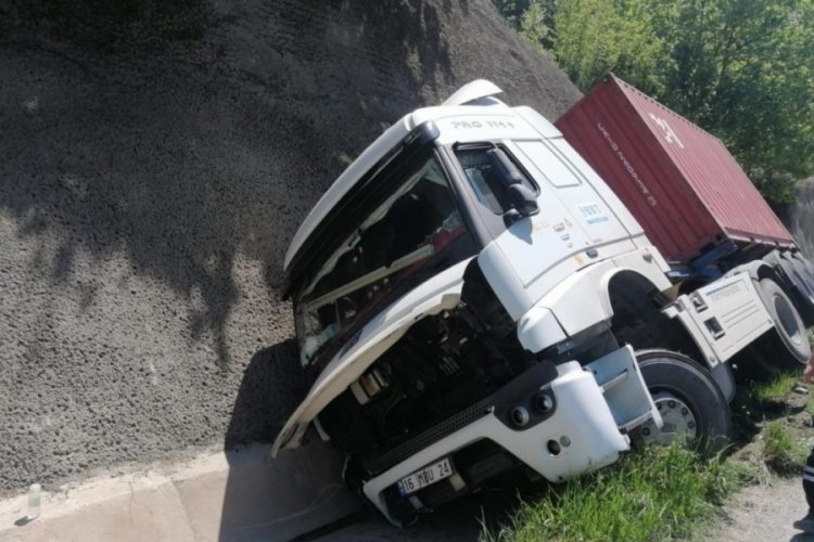 Bursa-Ankara karayolunu trafiğe kapatan tır kazası