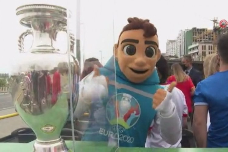 Euro 2020 şampiyonluk kupası Bak&uuml; sokaklarında turladı