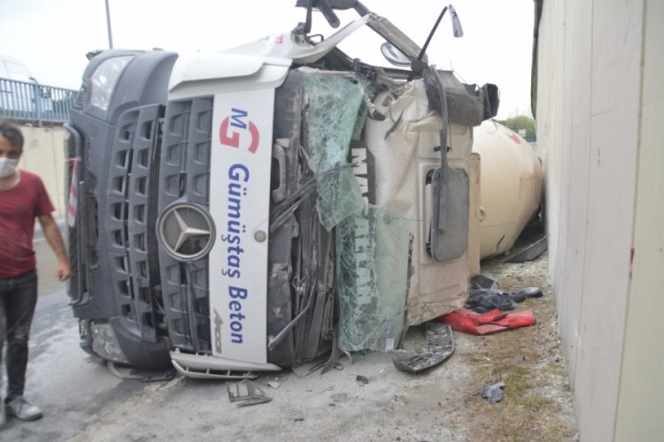 Kontrolden &ccedil;ıkan beton mikseri yola devrildi