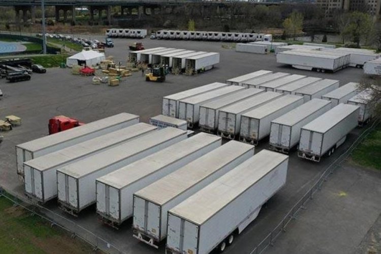 Koronavir&uuml;sten &ouml;lenleri 1 yıldır soğutucu kamyonlarda bekletiyorlar