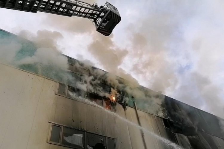 Araç farı üretilen fabrikadaki yangın 7 saatte söndürüldü