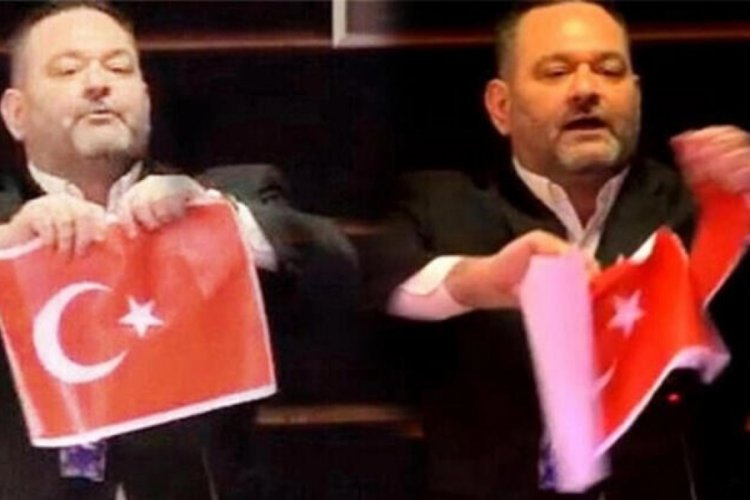 Türk bayrağı yırtan ırkçı vekil Yunanistan'a teslim edilecek!