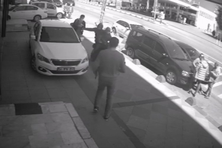 Motosikletli kapkaççı dehşeti kamerada
