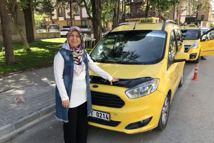 3 &ccedil;ocuk annesi İsmihan Topak aile ekonomisine katkı i&ccedil;in 5 yıldır taksicilik yapıyor
