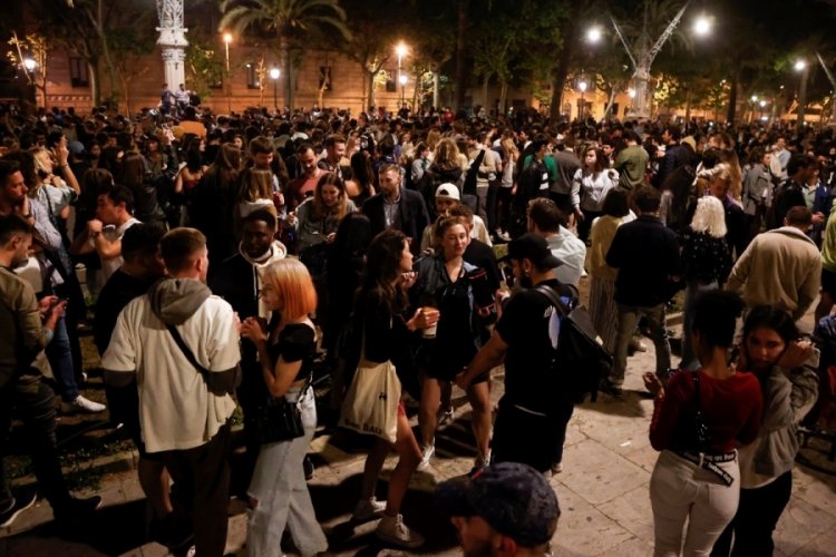 İspanya'da Covid-19 OHAL'inin sona ermesi sokak partileriyle kutlandı